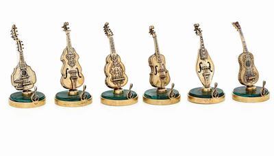 Sei Segnaposti a Forma di Strumenti Musicali Ad Archi in Argento Dorato con Base in Malachite. Ar...