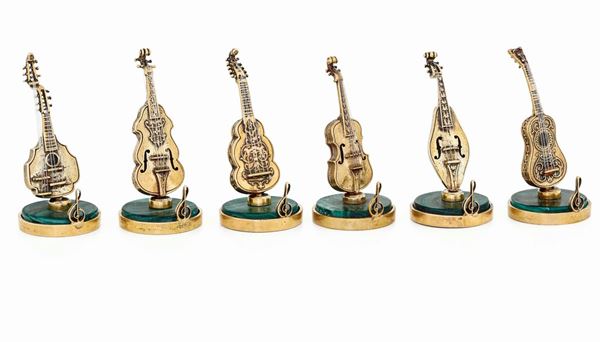 Sei segnaposti a forma di strumenti musicali ad archi in argento dorato con base in malachite. Argenteria italiana del XX secolo