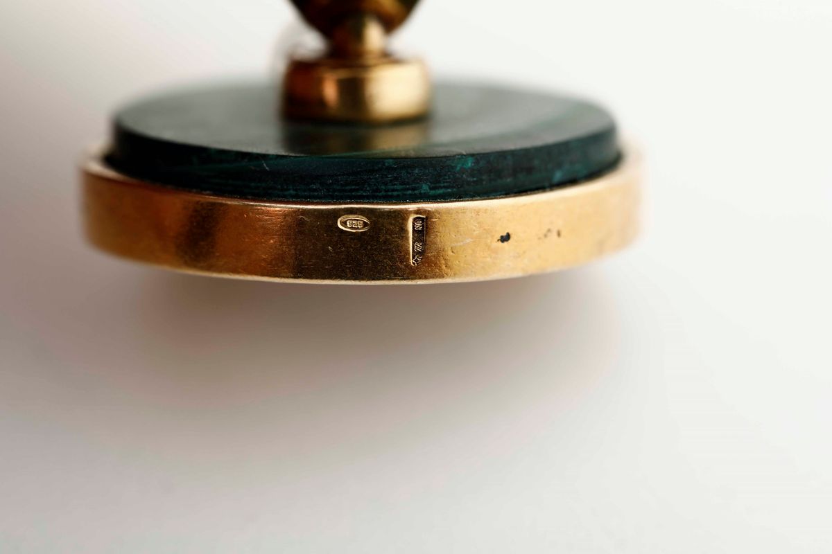 Sei Segnaposti a Forma di Strumenti Musicali Ad Archi in Argento Dorato con Base in Malachite. Ar...