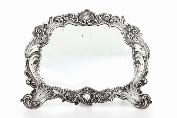 Grande specchio da tavolo con cornice in argento riccamente sbalzato. Argenteria artistica italiana del XX secolo