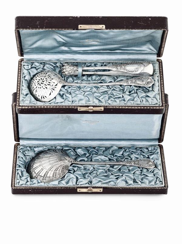 Grande cucchiaio da portata, spargizucchero e molla zucchero in argento 950 con custodie originali. Parigi fine XIX secolo, argentiere Henry Soufflot