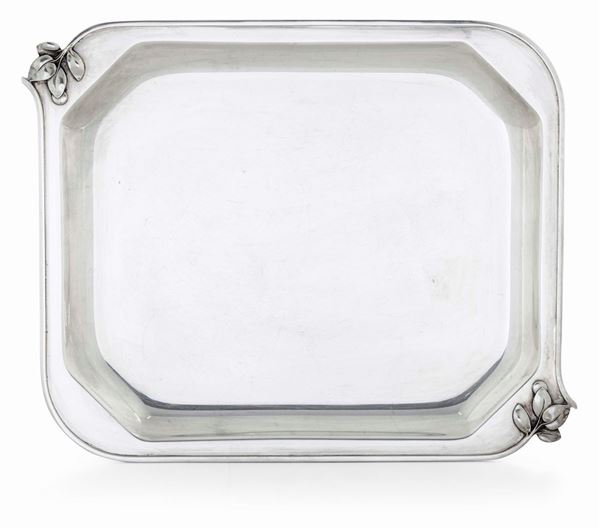 Vassoio in argento. Argenteria milanese del XX secolo. Argentiere De Vecchi per Calderoni, Milano