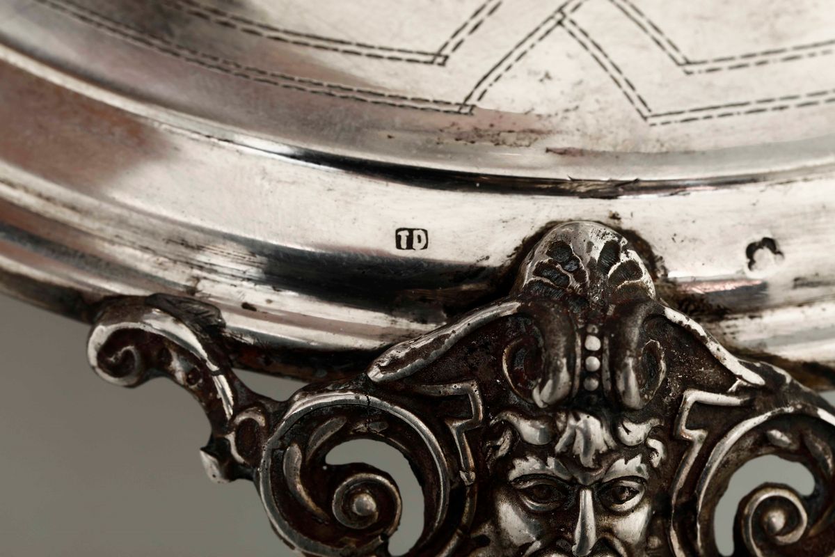 Coppia di Candelieri in Argento Fuso e Cesellato . Argentiere Theodore Dorr.vienna Fine XIX Secol...