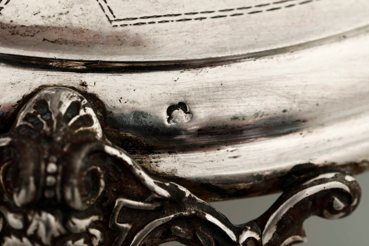 Coppia di Candelieri in Argento Fuso e Cesellato . Argentiere Theodore Dorr.vienna Fine XIX Secol...