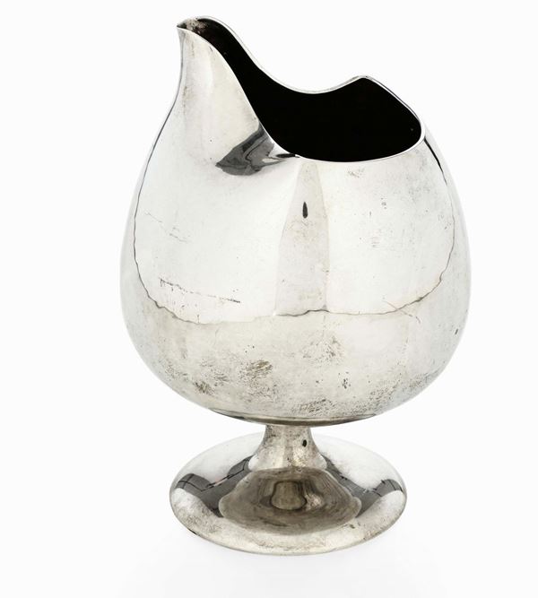 Brocca globulare in argento. Design Eros Genazzi, Milano XX secolo