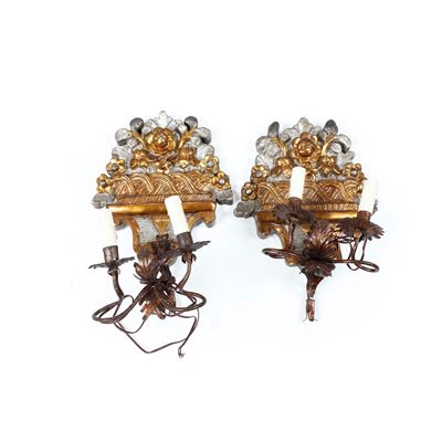 Coppia di antiche appliques in legno intagliato, dorato e dipinto, dimensioni 24x34 cm