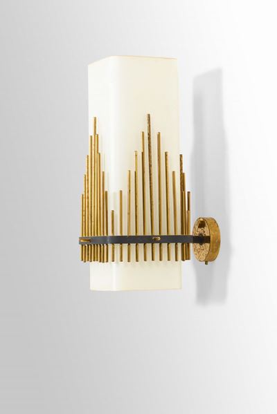 Lampada a Parete con Struttura in Ottone e Metallo Laccato, Diffusore in Vetro Opalino Satinato.