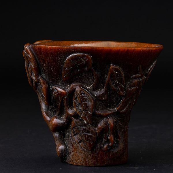 Coppa scolpita in corno con decori vegetali a rilievo, Cina, Dinastia Qing, XIX secolo
