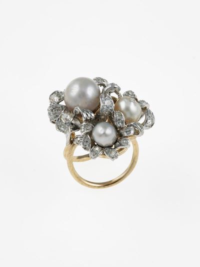 Anello con Perle Naturali e Diamanti Montatura in Oro Giallo 750/1000 e Platino.report Gemmologic...