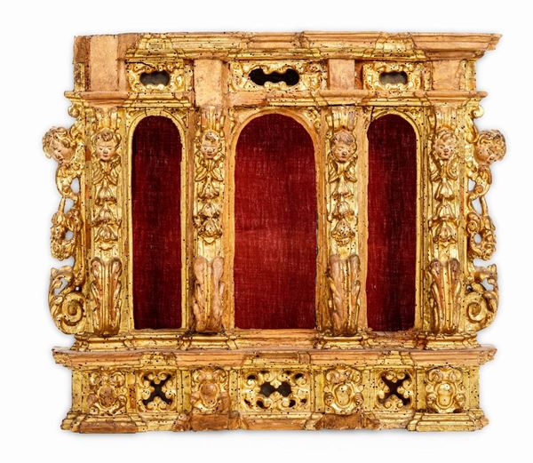 Altarolo in legno intagliato e dorato. Italia, inizi XVIII secolo