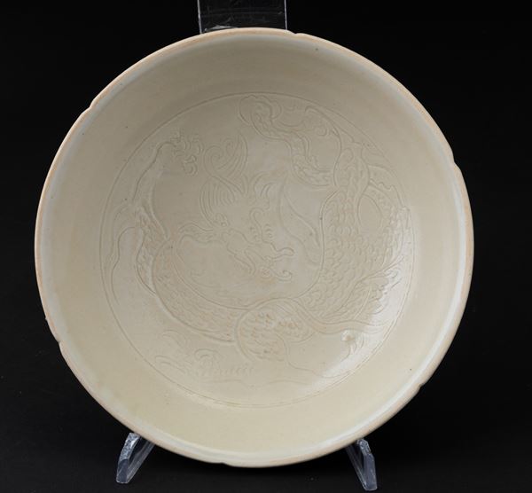 Piatto in porcellana monocroma con figura di drago incisa, Cina, XX secolo