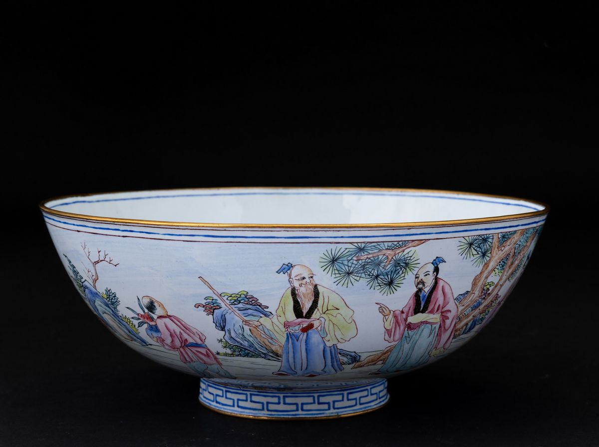Ciotola in Smalto con Raffigurazione di Saggi Entro Paesaggio, Cina, Dinastia Qing, XIX Secolo
