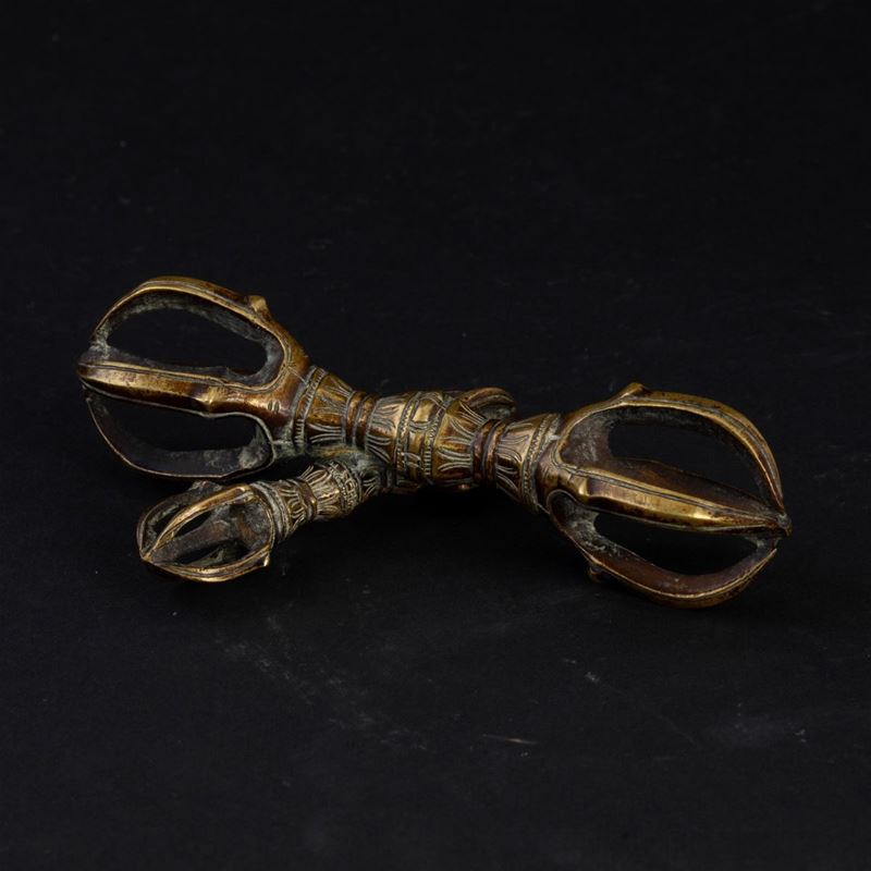 A double bronze Vajra, Tibet, 1700s  - Auction Chinese Works of Art - II - Cambi Casa d'Aste