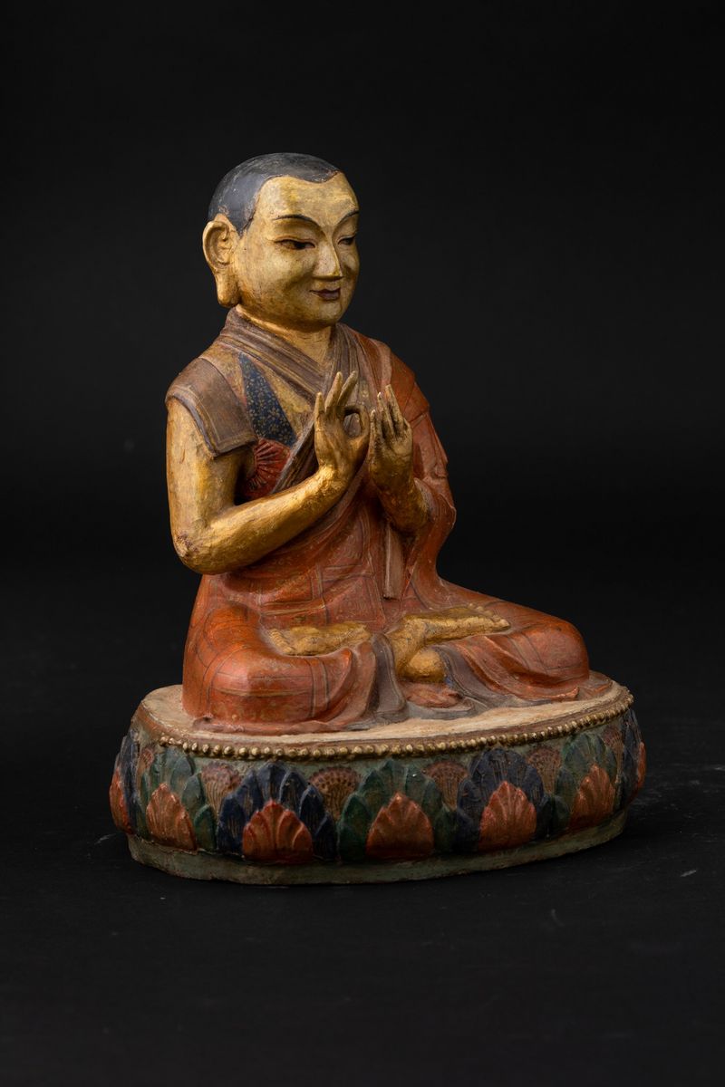 Figura di Monaco Seduto su Fiore di Loto in Legno Laccato, Tibet, XVIII Secolo