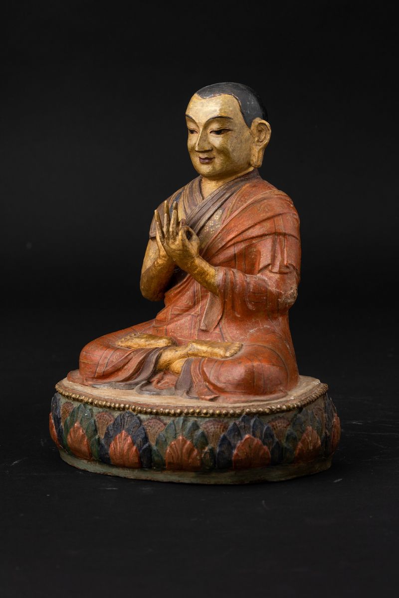 Figura di Monaco Seduto su Fiore di Loto in Legno Laccato, Tibet, XVIII Secolo