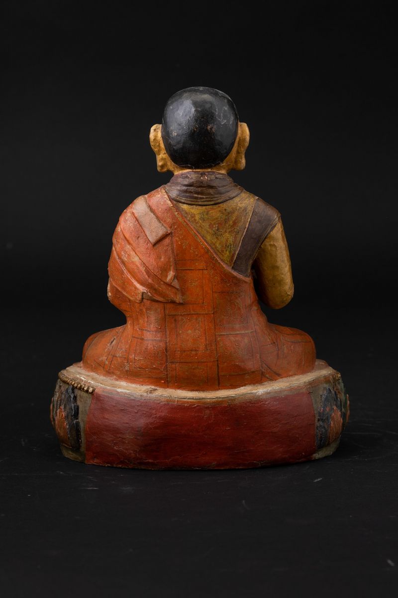 Figura di Monaco Seduto su Fiore di Loto in Legno Laccato, Tibet, XVIII Secolo