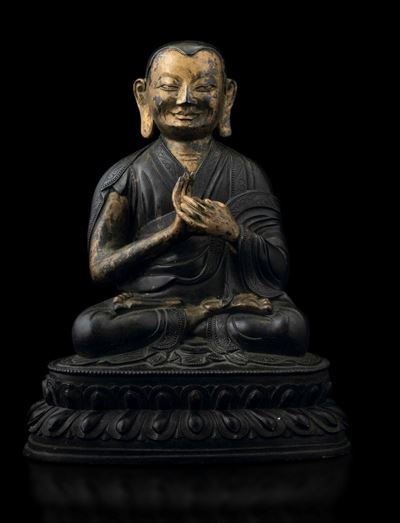 Figura di Monaco Seduto su Doppio Fiore di Loto in Bronzo Parzialmente Dorato, Tibet, XVIII Secol...
