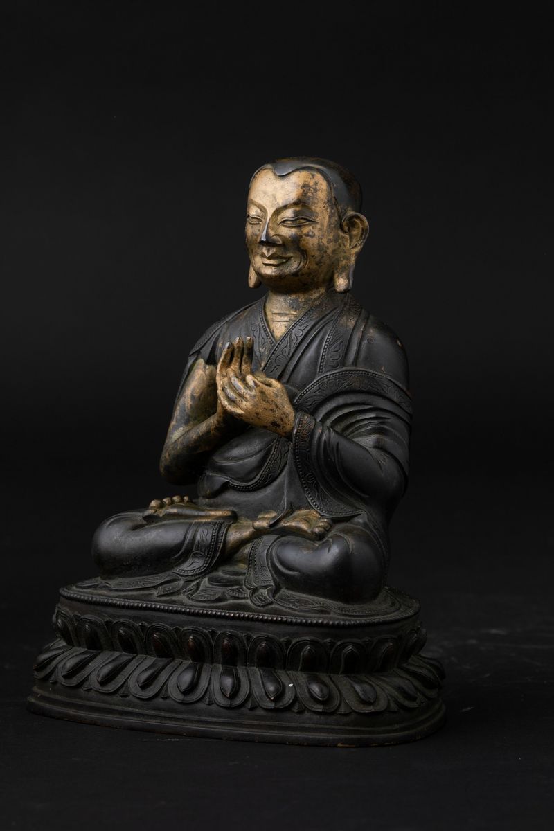 Figura di Monaco Seduto su Doppio Fiore di Loto in Bronzo Parzialmente Dorato, Tibet, XVIII Secol...