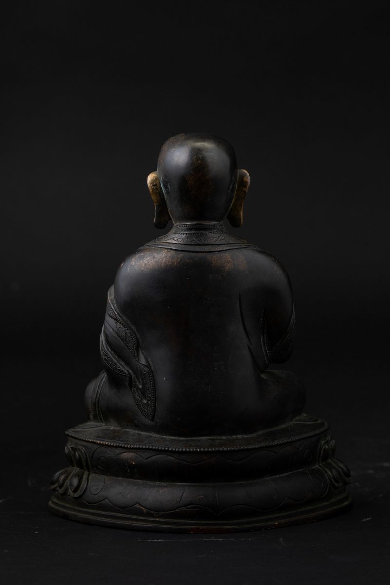 Figura di Monaco Seduto su Doppio Fiore di Loto in Bronzo Parzialmente Dorato, Tibet, XVIII Secol...
