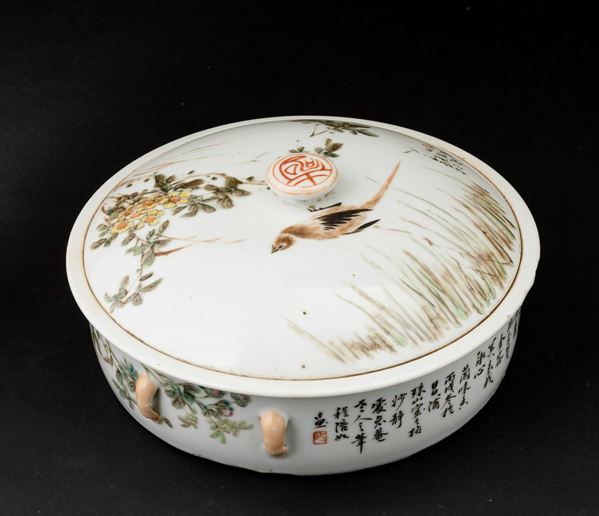 Scatola con coperchio in porcellana con iscrizioni e decori naturalistici, Cina, Dinastia Qing, XIX secolo
