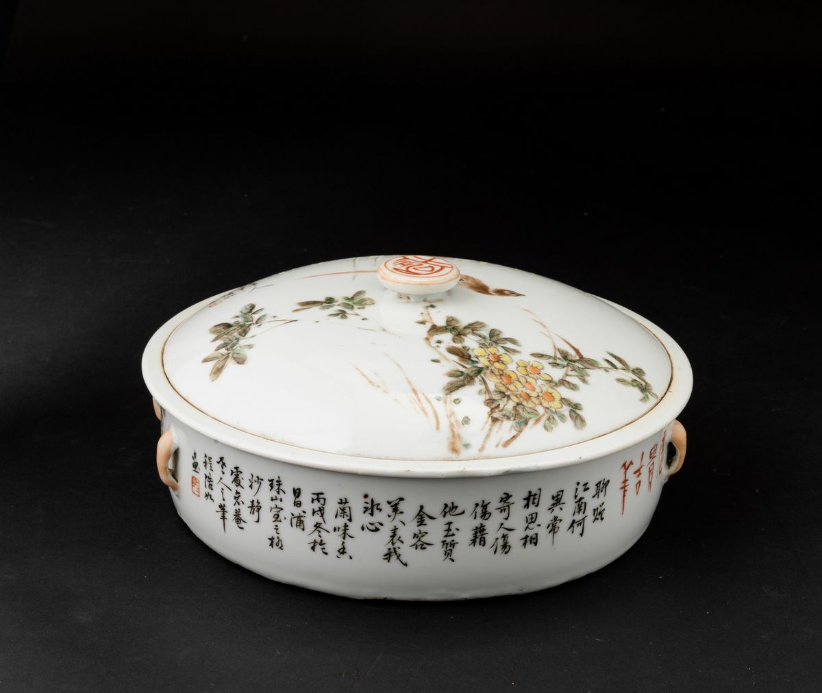 Scatola con Coperchio in Porcellana con Iscrizioni e Decori Naturalistici, Cina, Dinastia Qing, X...
