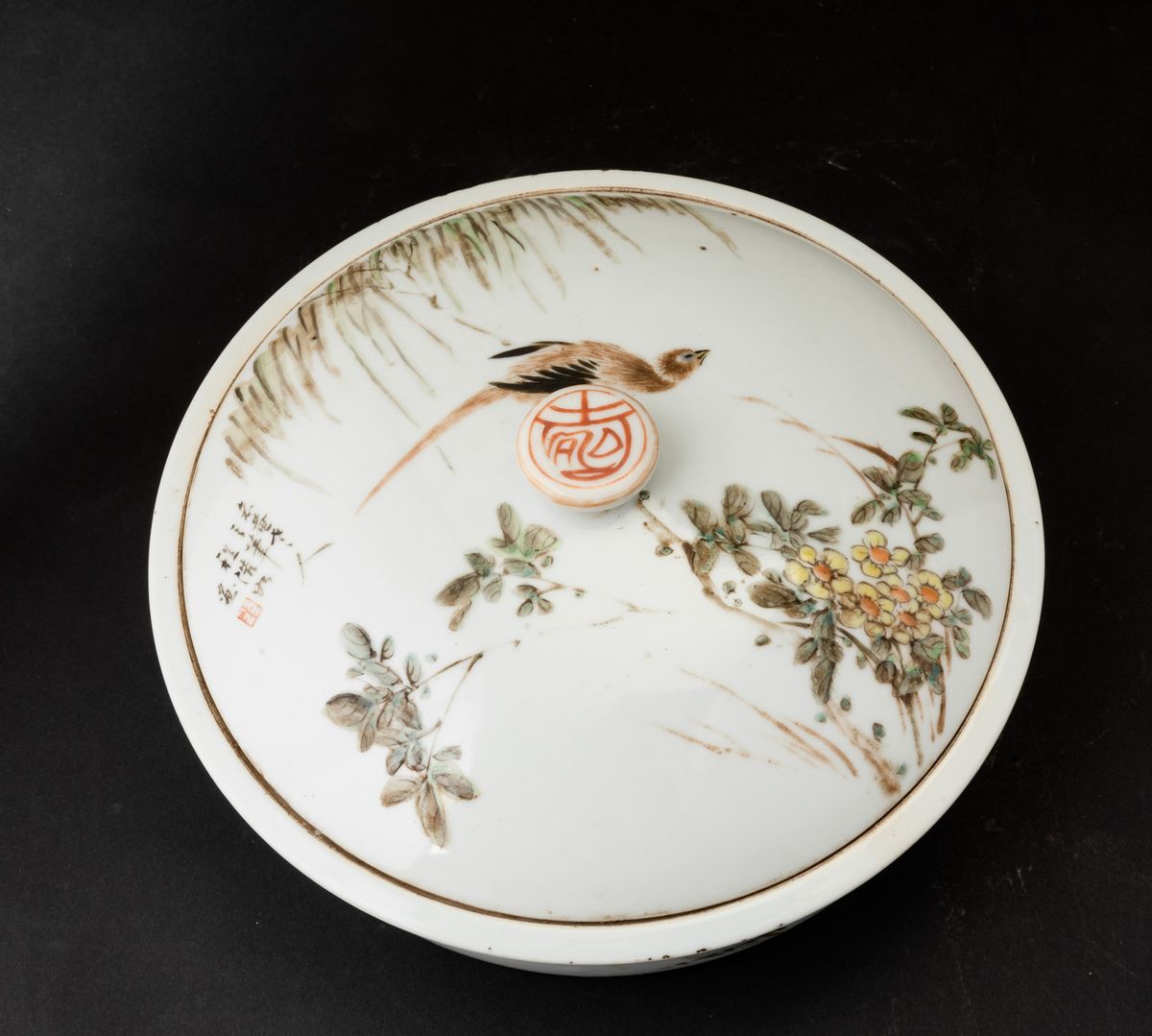 Scatola con Coperchio in Porcellana con Iscrizioni e Decori Naturalistici, Cina, Dinastia Qing, X...