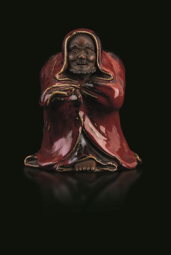 Figura di Daruma in porcellana Yixing parzialmente invetriata, Cina, Dinastia Qing, XIX secolo