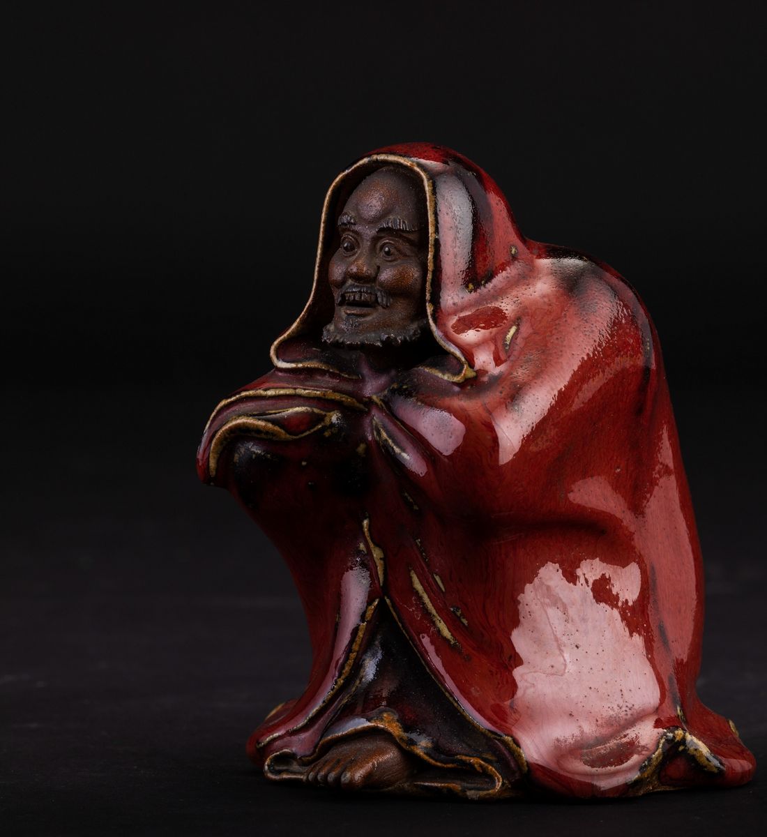 Figura di Daruma in Porcellana Yixing Parzialmente Invetriata, Cina, Dinastia Qing, XIX Secolo
