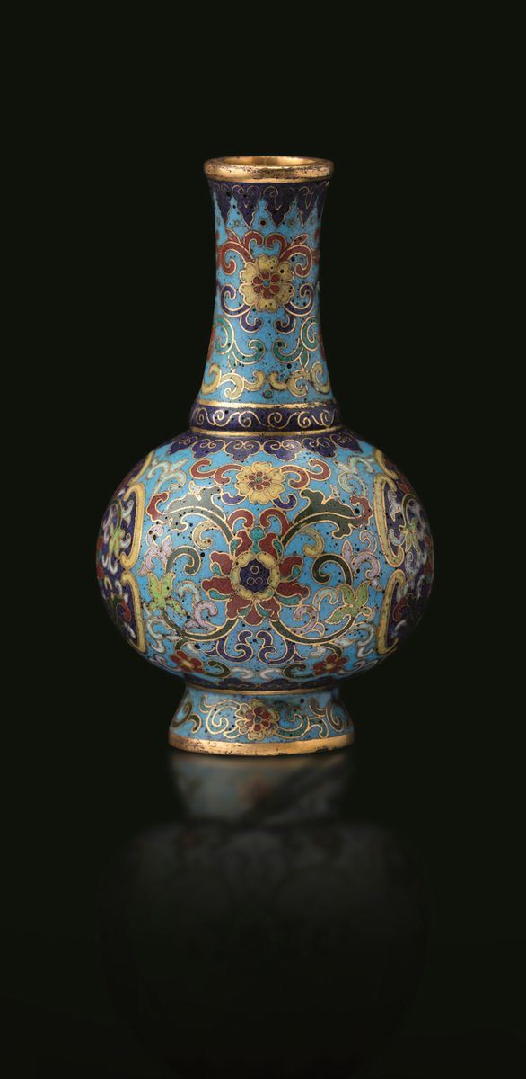 Piccolo vaso a bottiglia a smalti cloisonnè con decori a fiore di loto, Cina, Dinastia Qing, marca e del periodo Qianlong (1736-1796)