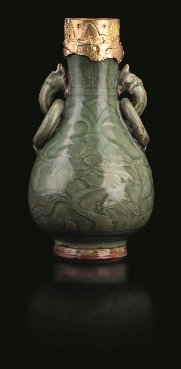 Vaso a doppia ansa in porcellana Longquan color Celadon con anse ad anello e decori floreali incisi, Cina, Dinastia Ming, XVII secolo