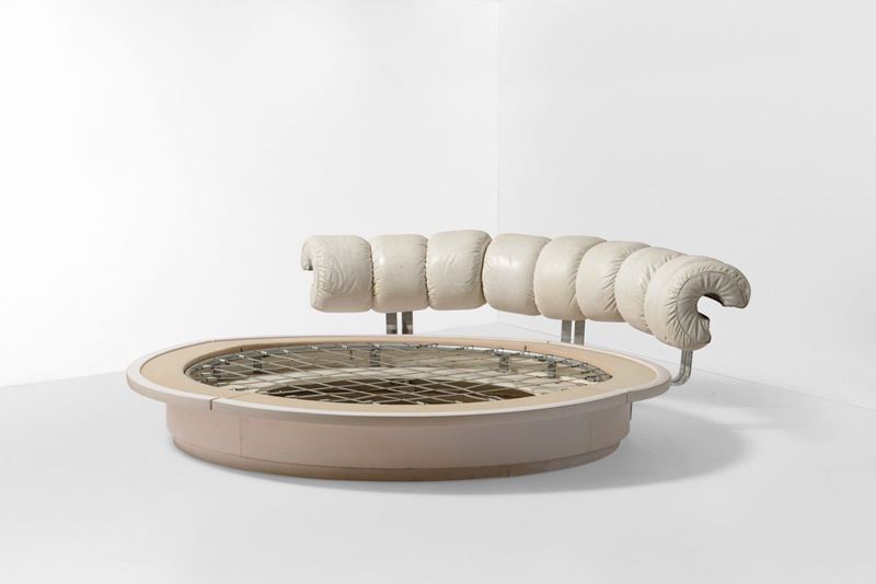 Luigi Massoni : Letto rotondo con struttura in legno, rete in metallo, rivestimento in pelle e metallo cromato.  - Auction Design - Cambi Casa d'Aste