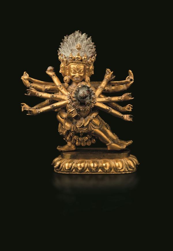 Figura di Mahakala stante su fiore di loto in bronzo dorato con tracce di policromia, Cina, Dinastia Qing, epoca Qianlong (1736-1796)