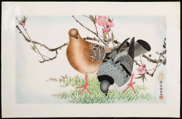 Placca in porcellana con coppia di colombi, ramo in fiore e iscrizione, Cina, Repubblica, XX secolo