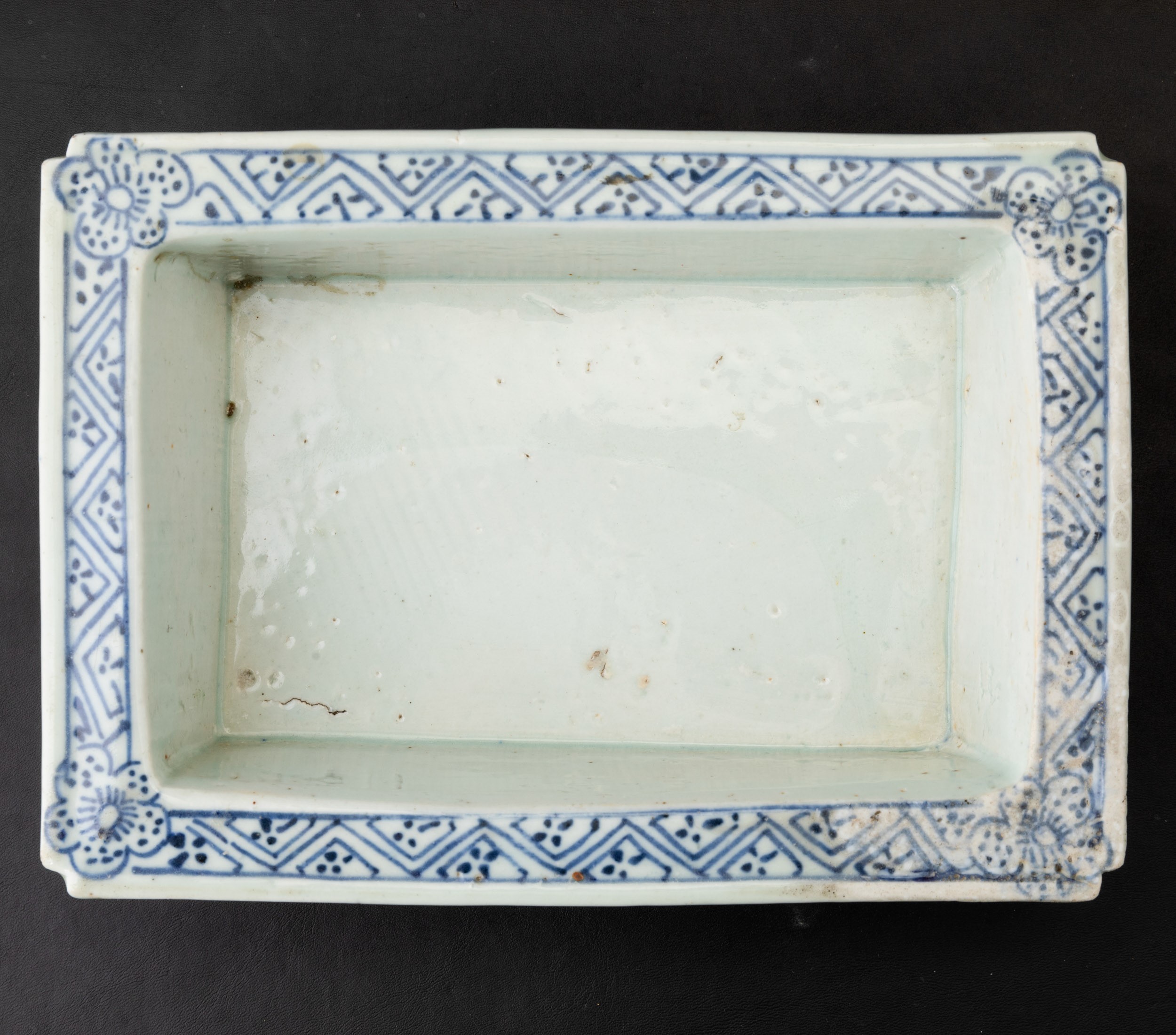 Giardiniera in Porcellana Bianca e Blu con Decori Floreali e a Traforo, Cina, Dinastia Qing, XIX ...