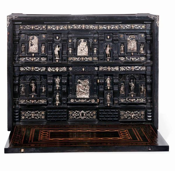 Importante cabinet. Legno scolpito, ebanizzato e intarsiato. Ebanista tedesco, Ausburg (?) XVII secolo