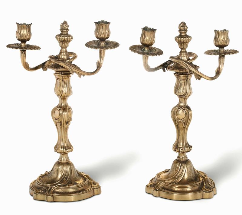 Coppia di doppieri a due luci in bronzo fuso e dorato. XIX-XX secolo  - Asta Dimore Italiane - Cambi Casa d'Aste