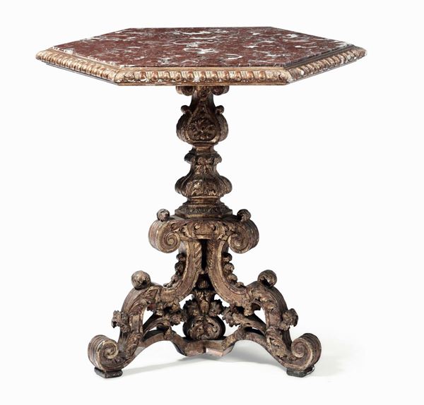 Tavolino in legno intagliato e dorato costruito con elementi antichi
