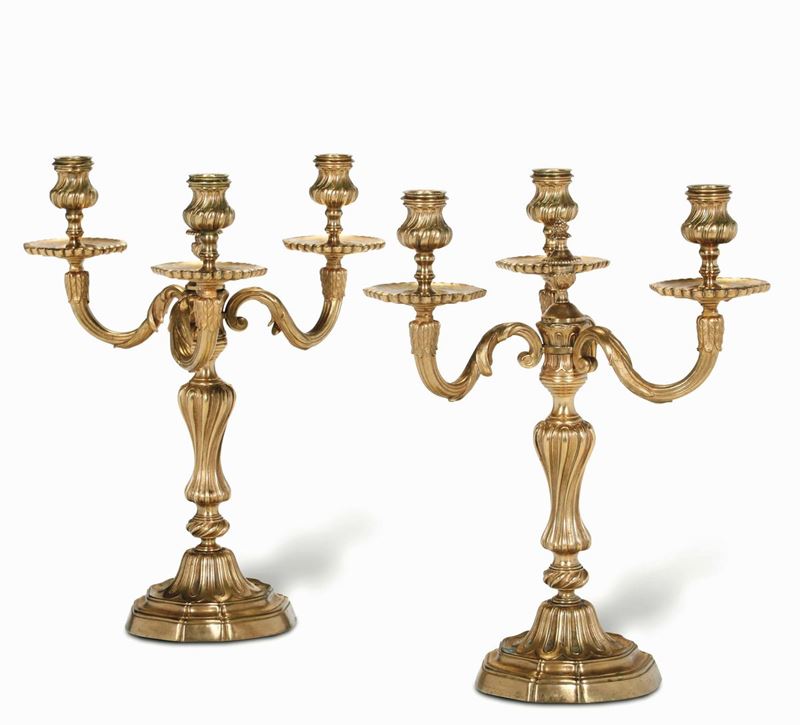 Coppia di candelabri a tre luci in bronzo fuso e dorato. XIX-XX secolo  - Asta Dimore Italiane - Cambi Casa d'Aste