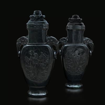 Coppia di grandi vasi scolpiti in nefrite con mascheroni, anse ad anello e figure di Guanyin, Cin...