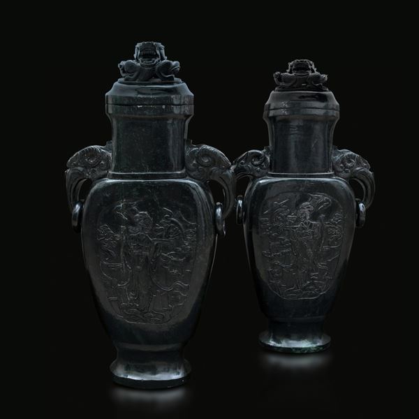 Coppia di grandi vasi scolpiti in nefrite con mascheroni, anse ad anello e figure di Guanyin entro riserve, Cina, Dinastia Qing, XIX secolo