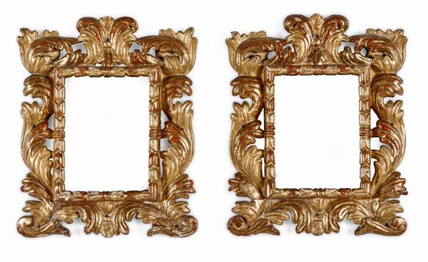 Coppia di cornici in legno intagliato e dorato. XVIII secolo