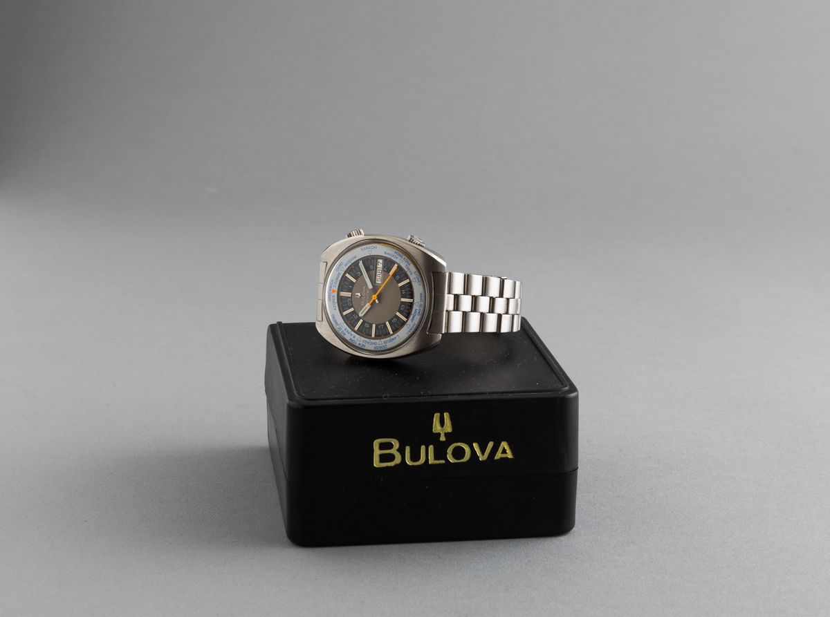 Bulova - Ore del Mondo, Cassa Tonneau in Acciaio con Data e Giorno della Settimana, Movimento al ...