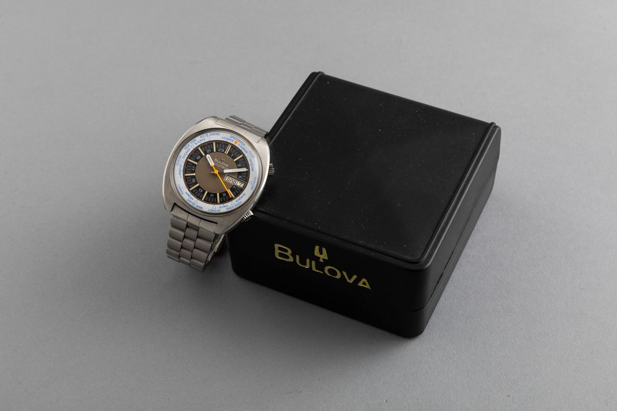 Bulova - Ore del Mondo, Cassa Tonneau in Acciaio con Data e Giorno della Settimana, Movimento al ...