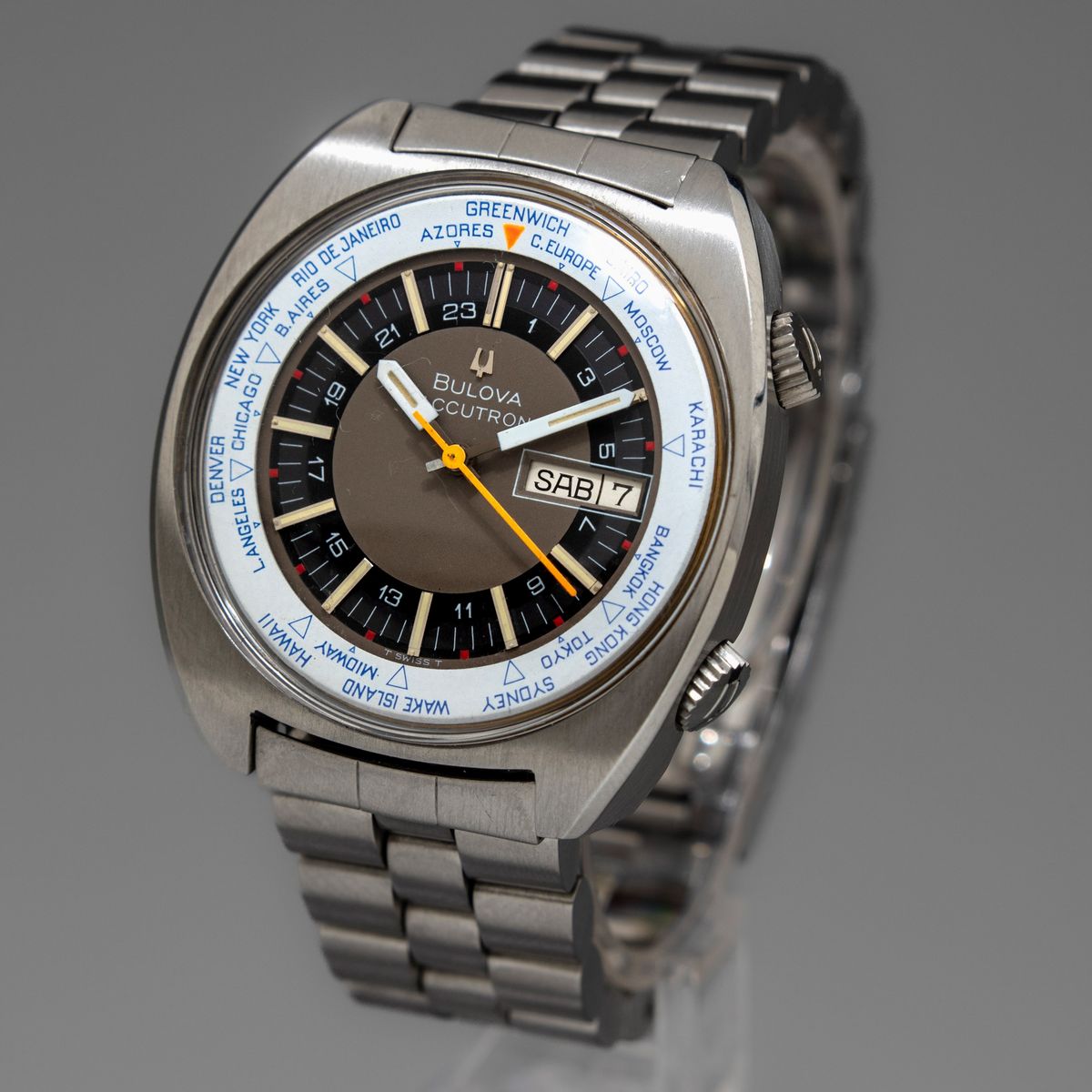 Bulova - Ore del Mondo, Cassa Tonneau in Acciaio con Data e Giorno della Settimana, Movimento al ...