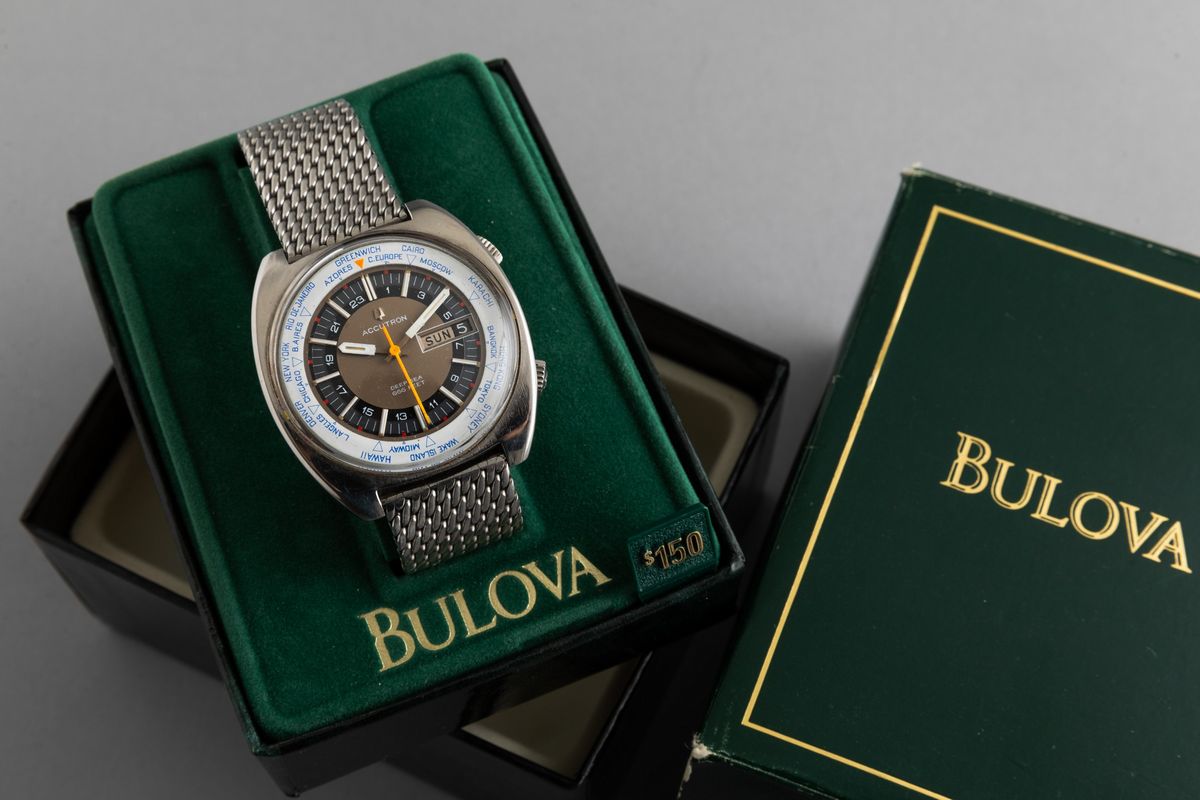 Bulova - Ore del Mondo, Cassa Tonneau in Acciaio con Data e Giorno della Settimana, Bracciale Mag...