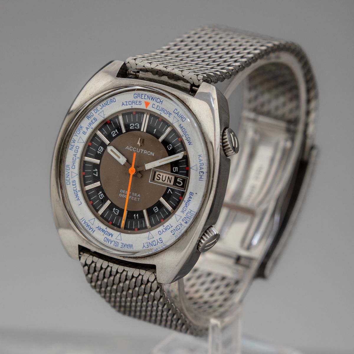 Bulova - Ore del Mondo, Cassa Tonneau in Acciaio con Data e Giorno della Settimana, Bracciale Mag...