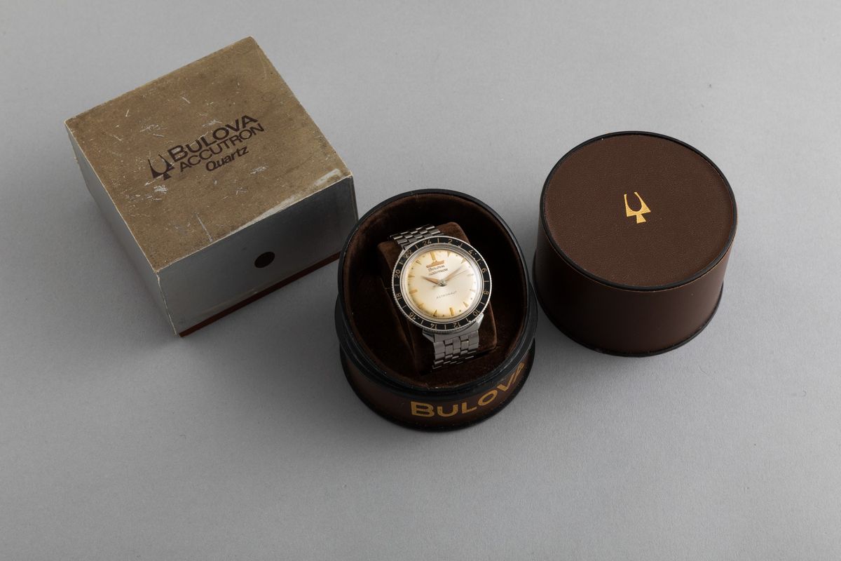 Bulova - Raro Accutron Astronaut Albino con Logo "nave" in Acciaio con Ghiera in Bachelite, Movim...