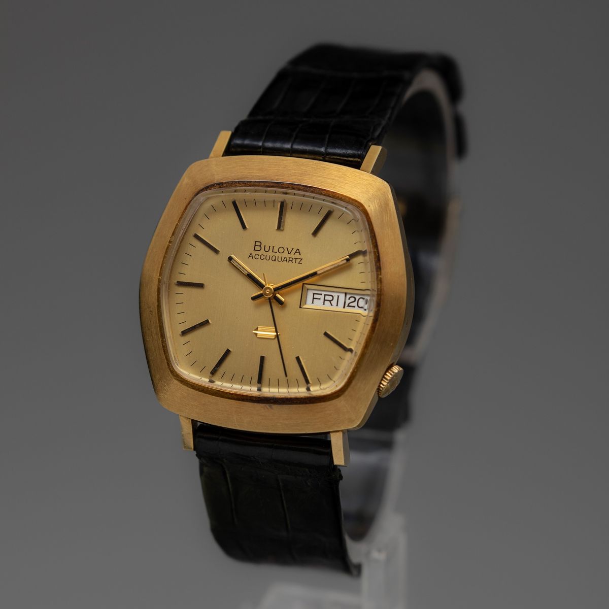 Bulova - Accuquartz Daydate in Oro 18k con Cassa di Forma, Movimento al Quarzo a Diapason, Cintur...