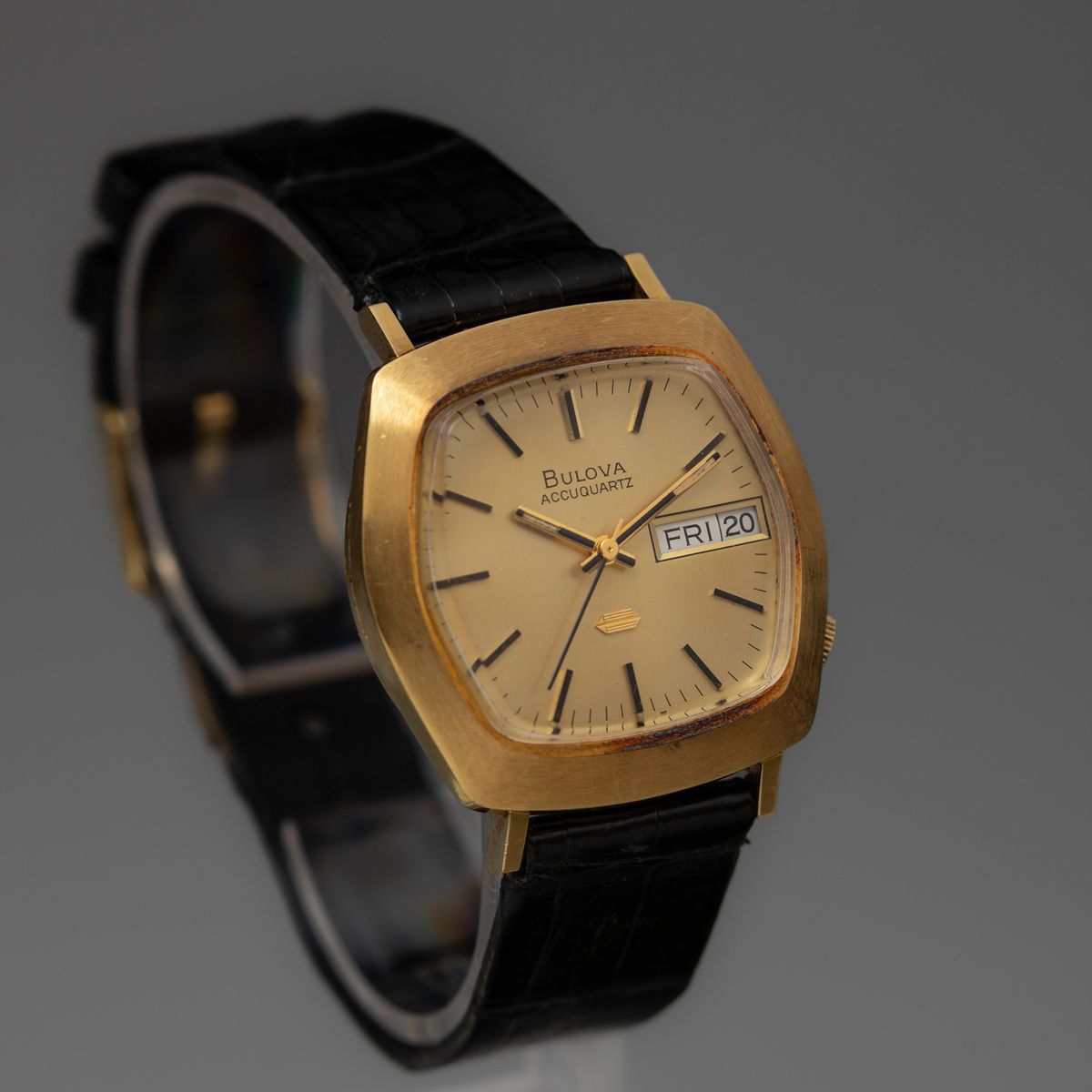 Bulova - Accuquartz Daydate in Oro 18k con Cassa di Forma, Movimento al Quarzo a Diapason, Cintur...