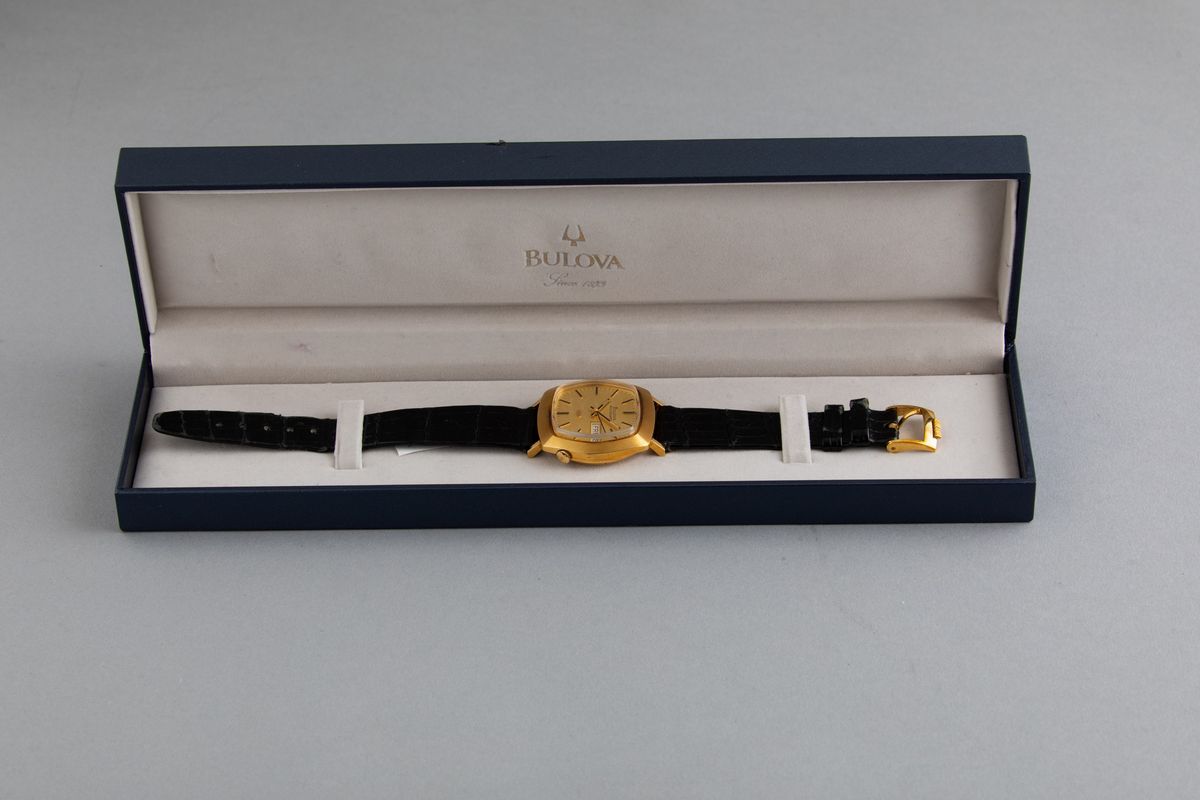 Bulova - Accuquartz Daydate in Oro 18k con Cassa di Forma, Movimento al Quarzo a Diapason, Cintur...